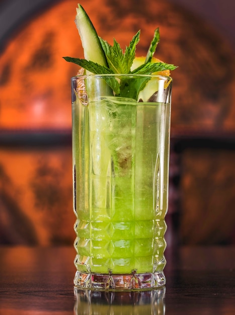 Prachtige groene appelcocktail op een houten tafel