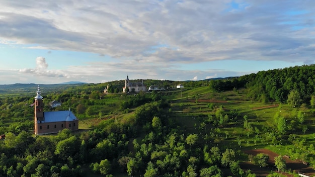 Prachtige groene heuvels bedekt met kerk in de Karpaten op een geweldig klein dorp in de zomer