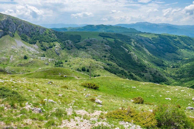 Prachtige groene weiden strekken zich uit tussen de schilderachtige bergen.