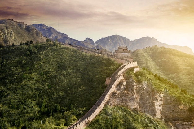 Prachtige Grote Muur van China in zonsopgangtijd