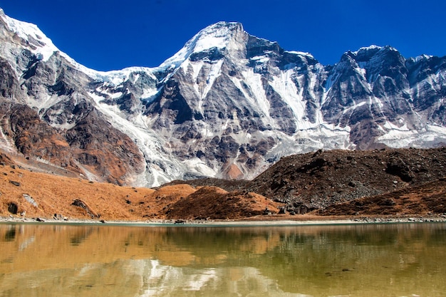 Prachtige Himalaya berg en meer in Api Himal Base Camp Trek, Kali Dhunga Lake Darchula, Nepal