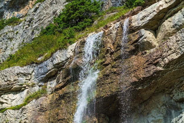 Prachtige hoge waterval in de bergen