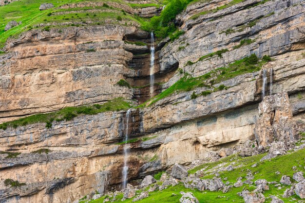 Prachtige hoge waterval in de bergen