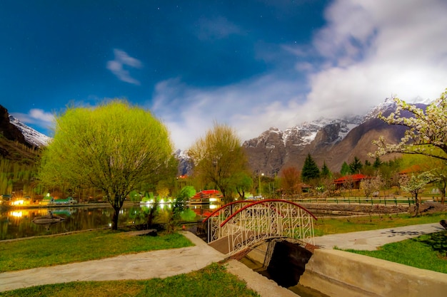 prachtige hutten aan het shangrila-resort aan de oever van het meer in het lagere kachura-meer skardu