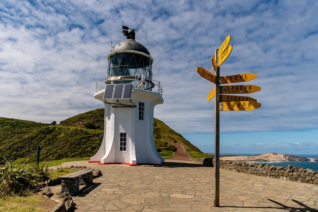 Prachtige iconische vuurtoren op het meest noordelijke deel van nieuw-zeeland waar twee oceanen samenkomen