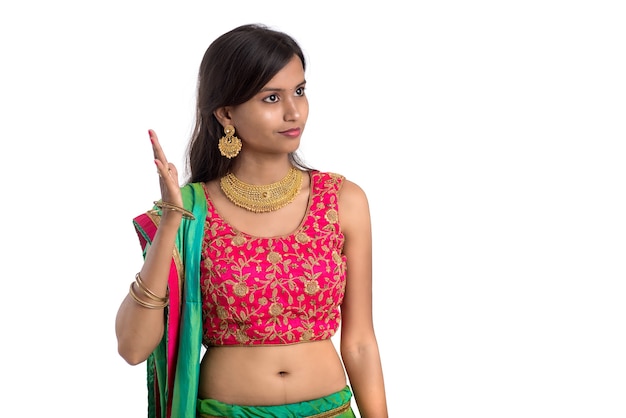 Prachtige Indiase traditionele meisje poseren
