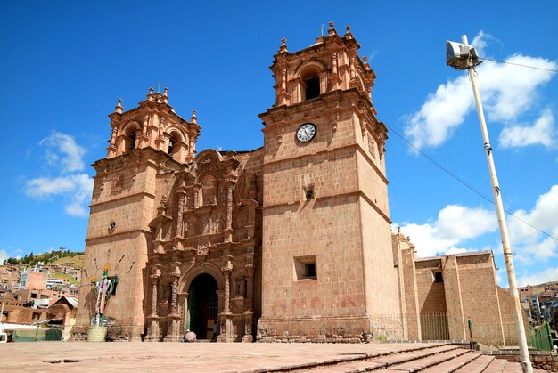 Prachtige kathedraalbasiliek van Sint-Carolus Borromeo of de kathedraal van Puno in Peru