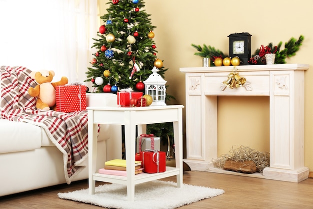 Prachtige kerst interieur met decoratieve open haard en dennenboom