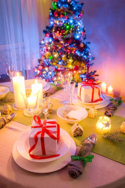 Prachtige kersttafel met groene en witte decoratie