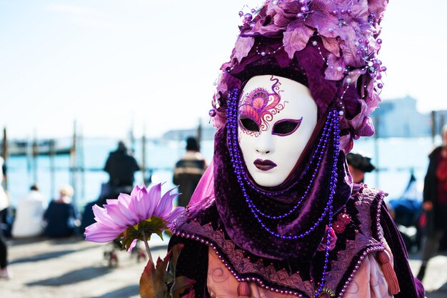 Prachtige kleurrijke maskers bij het traditionele carnaval van Venetië in februari 2020 in Venetië, Italië