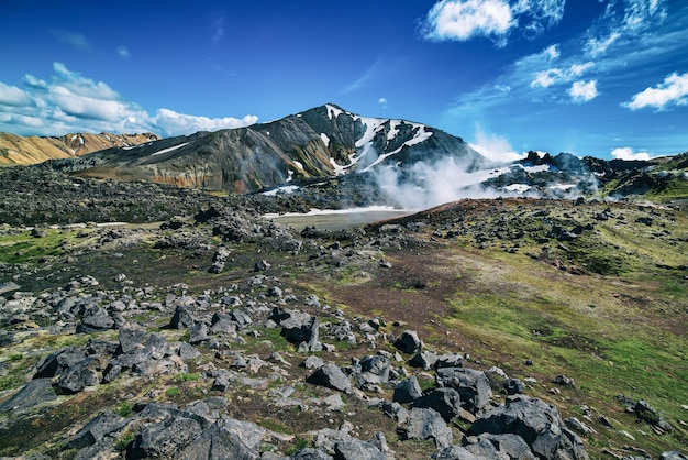 Prachtige kleurrijke vulkanische bergen Landmannalaugar in de zomertijd van IJsland