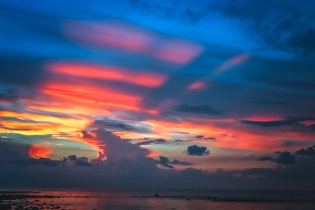 Prachtige kleurrijke zonsondergang boven de oceaan