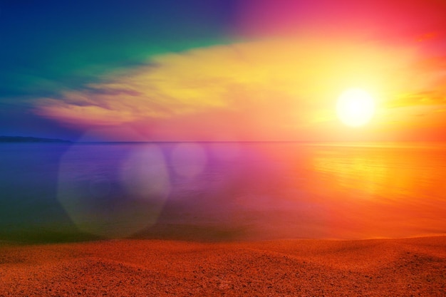 Foto prachtige kleurrijke zonsondergang over het strand