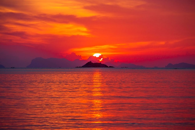 Prachtige kleurrijke zonsopgang op de zee met dramatische wolken en zon schijnt