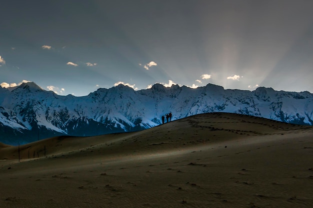 prachtige koude woestijn in skardu pakistan sneeuwbergen en duinwoestijn in één frame