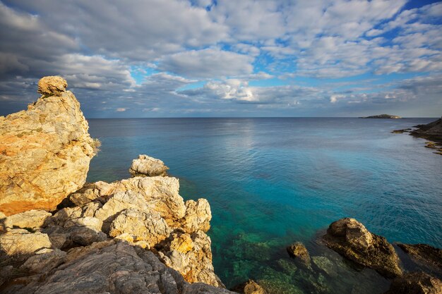 Prachtige kust in Cyprus bij zonsopgang