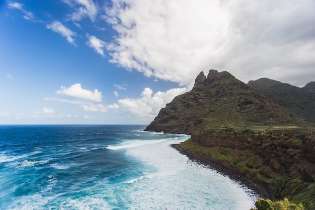 Prachtige kust van de Atlantische Oceaan met rotsen en stenen - Tenerife, Canarische eilanden, Spanje.