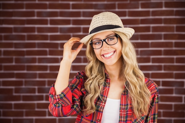 Prachtige lachende blonde hipster poseren