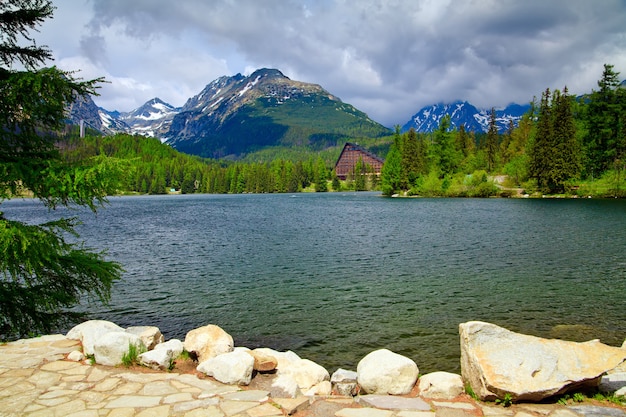 Prachtige Lake Strbske Pleso in Tatra, Slowakije