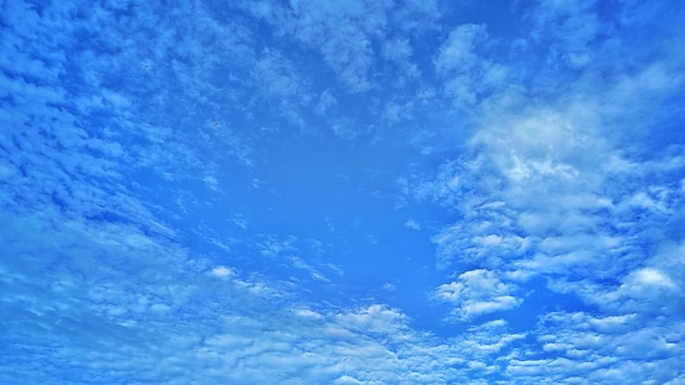 prachtige landschap witte wolk textuur op blauwe hemelachtergrond