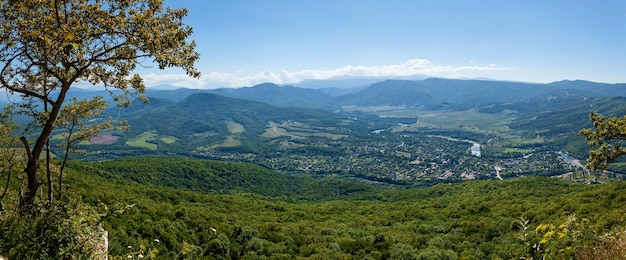 Prachtige landschappen in Adygea, groene hoge bergen, de Belaya rivier, observatiedekken en talloze groene bossen in de valleien en op de berghellingen