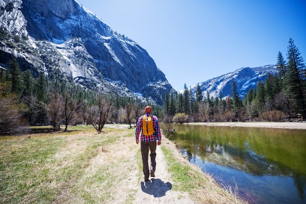 Prachtige landschappen in het vroege voorjaar in Yosemite National Park, Yosemite, Verenigde Staten