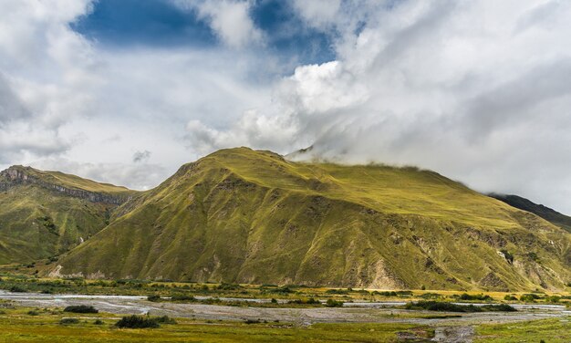 Prachtige landschappen met hoge bergen van Georgië