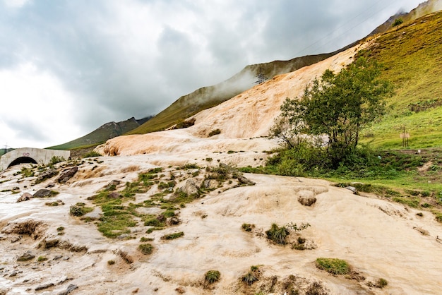 Prachtige landschappen met hoge bergen van Georgië.