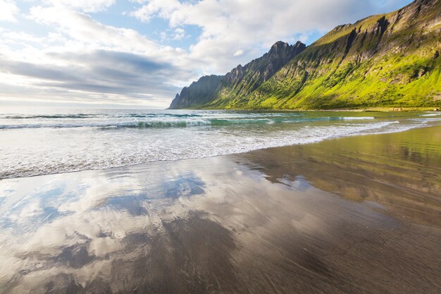 Prachtige landschappen op de Lofoten-eilanden, Noord-Noorwegen. Zomerseizoen.