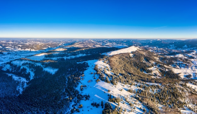 Prachtige landschappen van de Karpaten bedekt met sneeuw en helderblauwe lucht