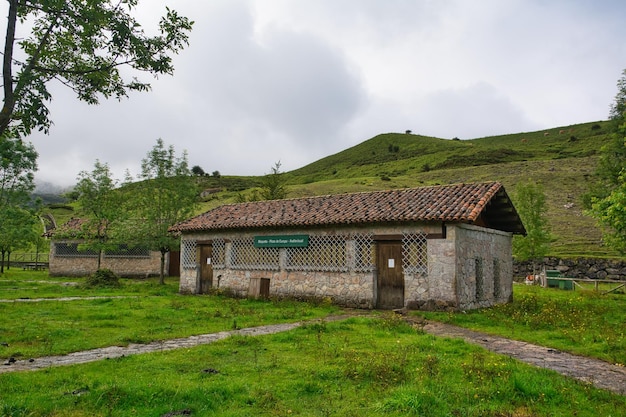 prachtige landschappen van de meren van covadonga in asturias picos de europa