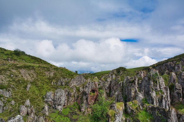 prachtige landschappen van de meren van covadonga in asturias picos de europa