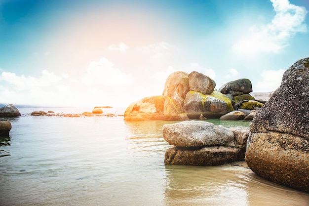 Prachtige landschapskust van de oceaan op een zonnige dag