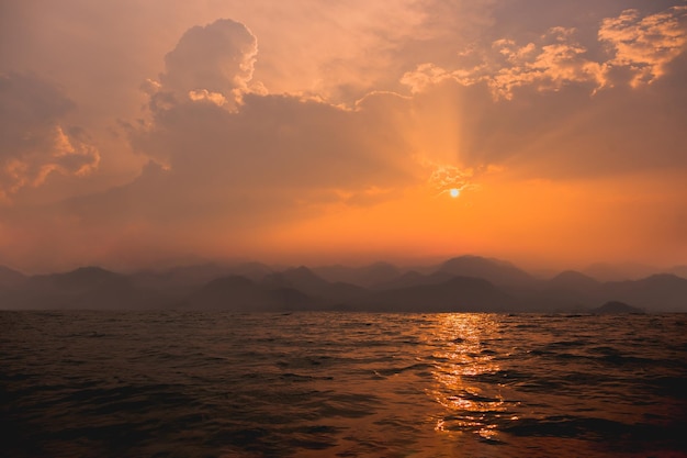 Prachtige landschapsmening zonsondergang over de oceaan