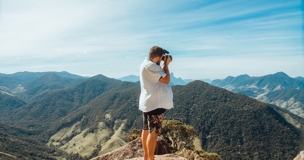 Prachtige landschapsopname van een man die foto's maakt van bergen in Brazilië
