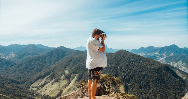 Prachtige landschapsopname van een man die foto's maakt van bergen in brazilië