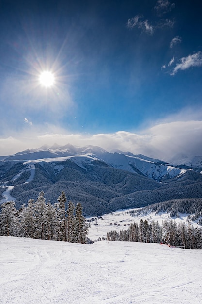 Prachtige landschapszonnige winterdag op de berg in het skigebied Arkhyz Kaukasus-gebergte Rusland Verticale oriëntatie