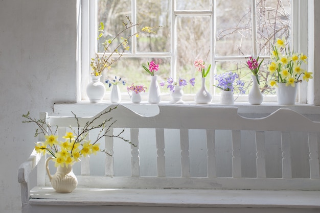 Prachtige Lentebloemen in witte vintage interieur