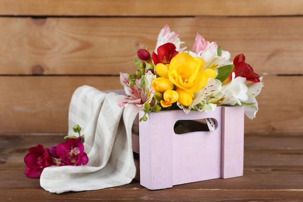 Foto prachtige lentebloemen op houten achtergrond