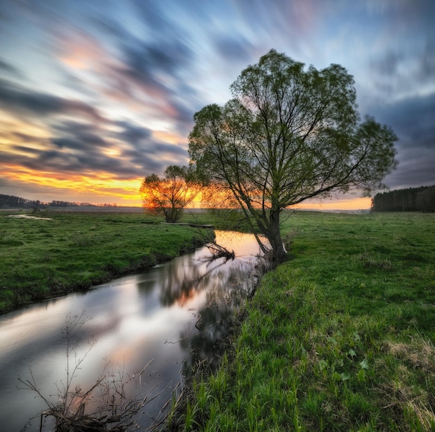 Foto prachtige lentezonsopgang boven rivieroevers