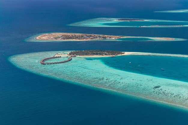 Prachtige Malediven paradijs strand. Tropisch luchtlandschap, zeegezicht met bungalows met watervilla's