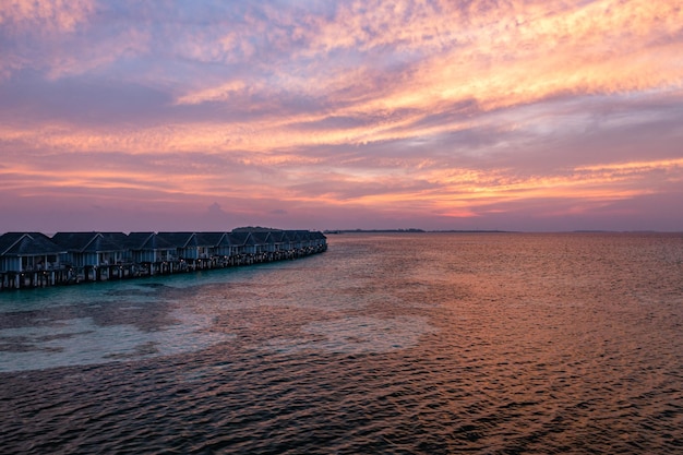 Prachtige Malediven paradijs zonsondergang. Tropisch luchtlandschap, zeegezicht watervilla's geweldige zeelucht