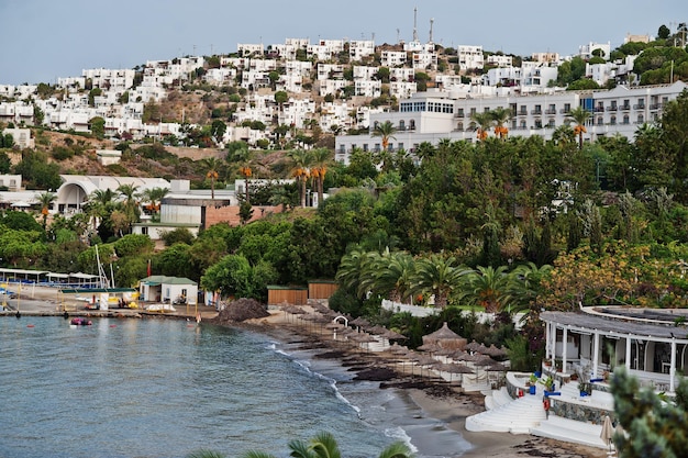 Prachtige mariene panorama van de Middellandse Zee zomer natuur met palmbomen Turkije zee reizen achtergrond