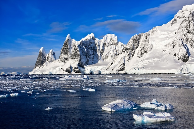 Prachtige met sneeuw bedekte bergen tegen de blauwe lucht op Antarctica