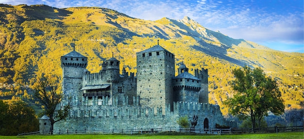 Prachtige middeleeuwse kastelen van italië - fenis in het berggebied valle d'aosta, alpen