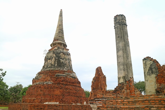 Prachtige middeleeuwse stoepa (chidi) in wat mahathat temple ruins, ayutthaya historical park, thailand