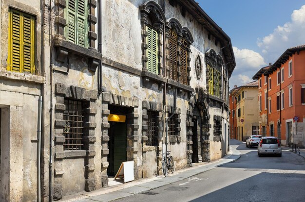 prachtige middeleeuwse straat in Verona