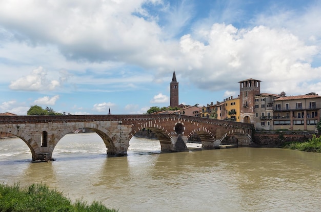 prachtige middeleeuwse vestingbrug in Verona Italië