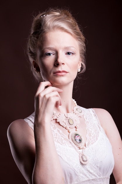 Prachtige mooie blonde vrouw in vintage Victoriaanse jurk. Rijk en vintage. Luxe en elegantie. Studiofoto