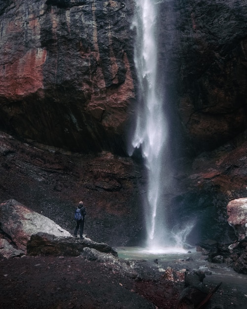 Prachtige mystieke waterval in het herfstseizoen